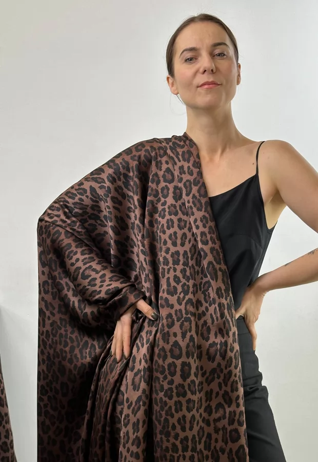 Уже ставший классическим леопардовый принт: вискозный атлас на роскошные блузки, платья, кимоно 🐆 - Ткани FF