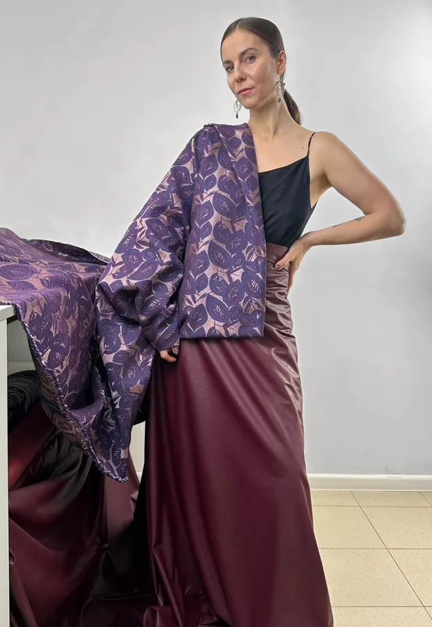 Глубокий цвет экокожи и нарядная фактура жаккарда: образ на выход 💜 - Ткани FF