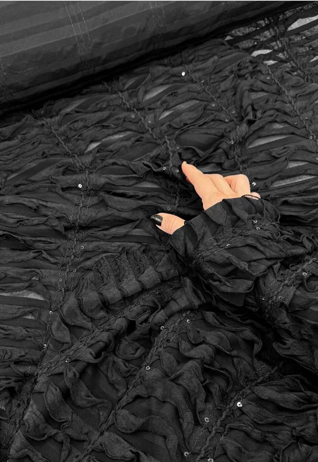 Необычная позиция для праздничных образов: чёрная мягкая сетка с оборками и пайетками 💖 - Ткани FF