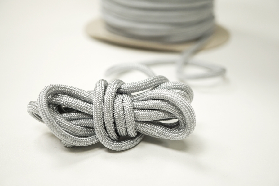 Шнур плотный. Серый шнур. Шнур серебристый шнур. Шнур серый круглый 10 мм прочный.