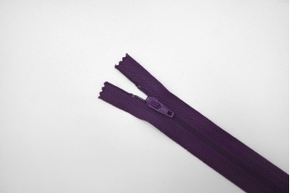 Молния пластиковая неразъёмная фиолетовая 55 см YKK H2 21102103