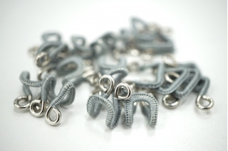 Крючки и петли одёжные металлические в текстильной оплетке серо-серебристые 3 пары 02092103 