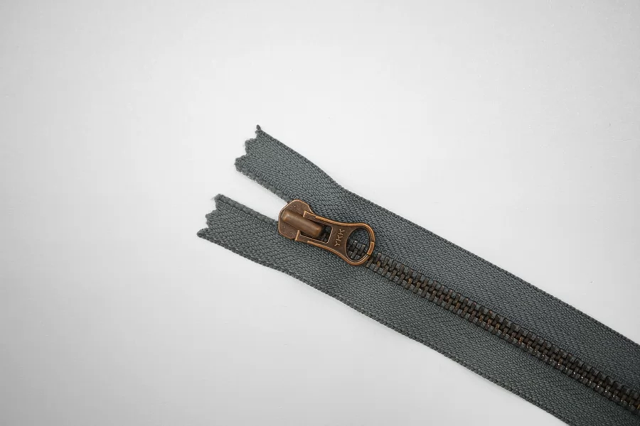 Молния металлическая YKK темно-серая 16 см B16 14072500