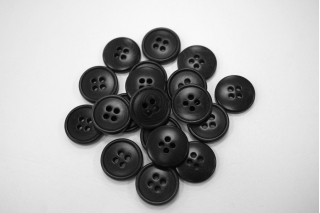 Пуговица костюмно-рубашечная пластик 18 мм черная-(R1)- 3012201