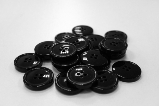 Пуговица костюмно-рубашечная пластик 18 мм черная (S1) 3012204