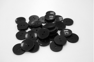 Пуговица костюмно-рубашечная пластик 18 мм черная-(S1)- 3012206