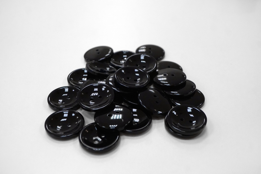 Пуговица глянцевая костюмно-пальтовая пластик чёрная 28 мм-(CD)- 3012257