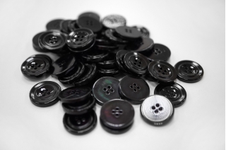 Пуговица глянцевая костюмно-рубашечная пластик 16 мм черная-(R1)- 3012294