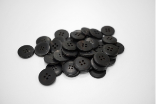 Пуговица матовая  костюмно-рубашечная пластик 15 мм-(R1)- черная под рог 3012255