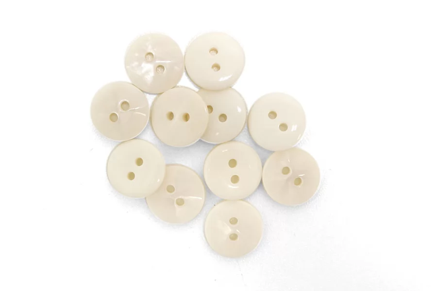 Пуговица костюмно-плательная пластик молочная  15 мм  (I-3) 10072505