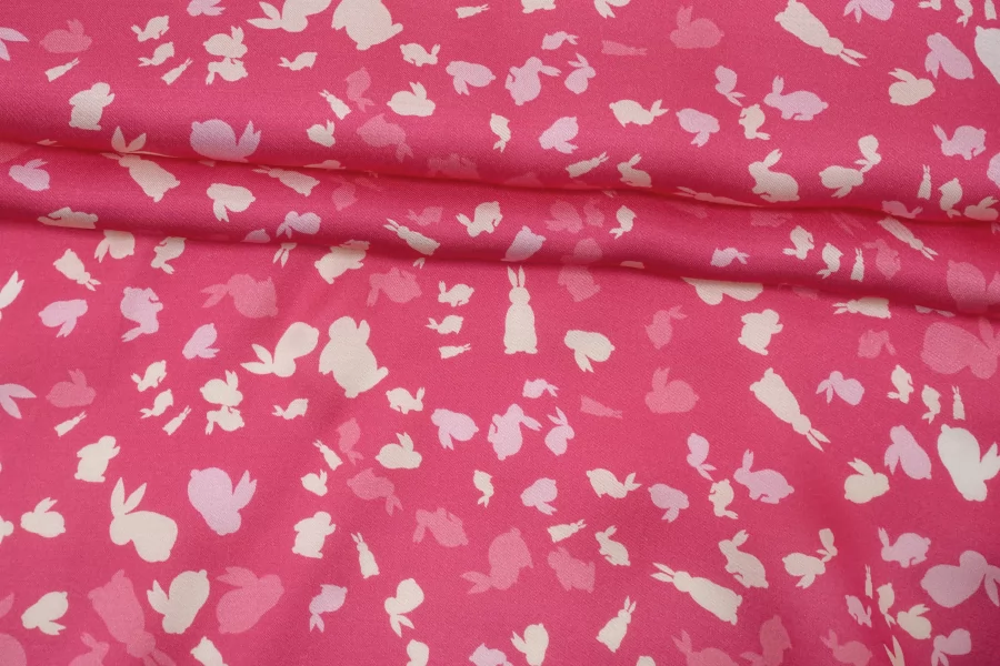 Атласная вискоза плательно-блузочная Зайчики на розовом CVC H21/9 i70 21112557