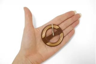 Пряжка пластик коричневая перламутровая 50 мм (YY-2) 25112509