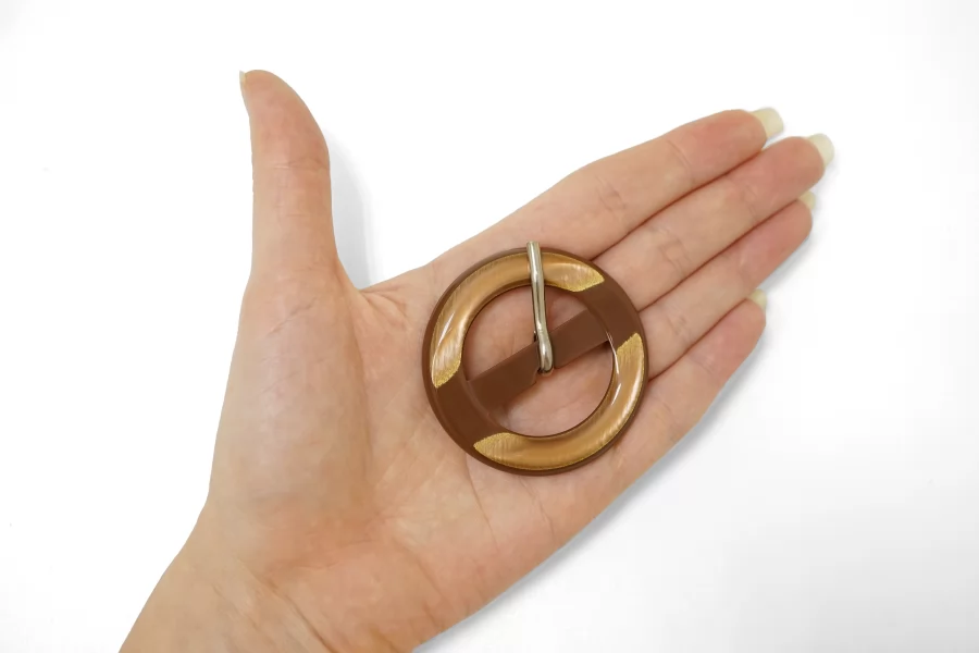 Пряжка пластик коричневая перламутровая 50 мм (YY-2) 25112509