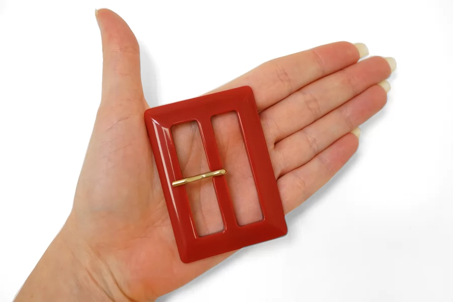 Пряжка пластик красный  50х70 мм (YY-2)  25112511