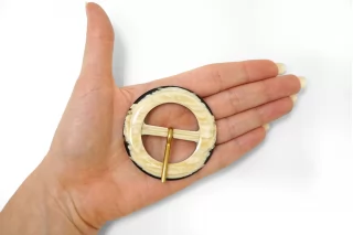 Пряжка пластик бежевая под рог 55 мм (T-2) 25112513