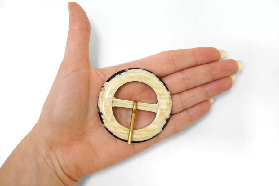 Пряжка пластик бежевая под рог 55 мм (T-2) 25112513