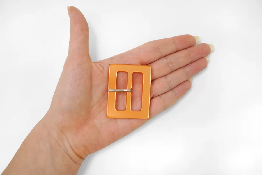 Пряжка пластик оранжевая перламутровая 38х48 мм (R-2) 25112520