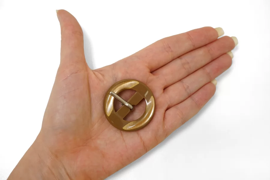 Пряжка пластик коричневая перламутровая 38 мм (T-2) 25112526