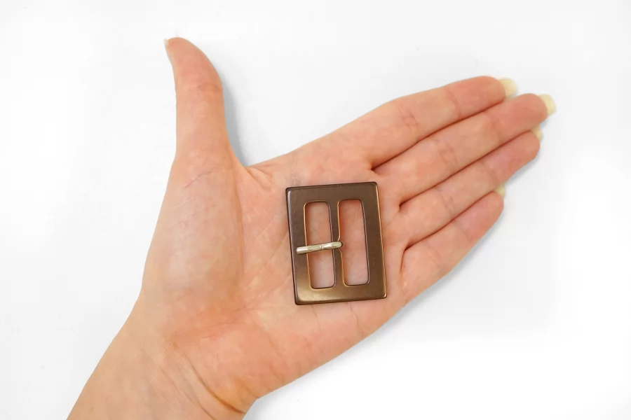 Пряжка пластик коричневая перламутровая 30х40 мм  (R-2) 25112529