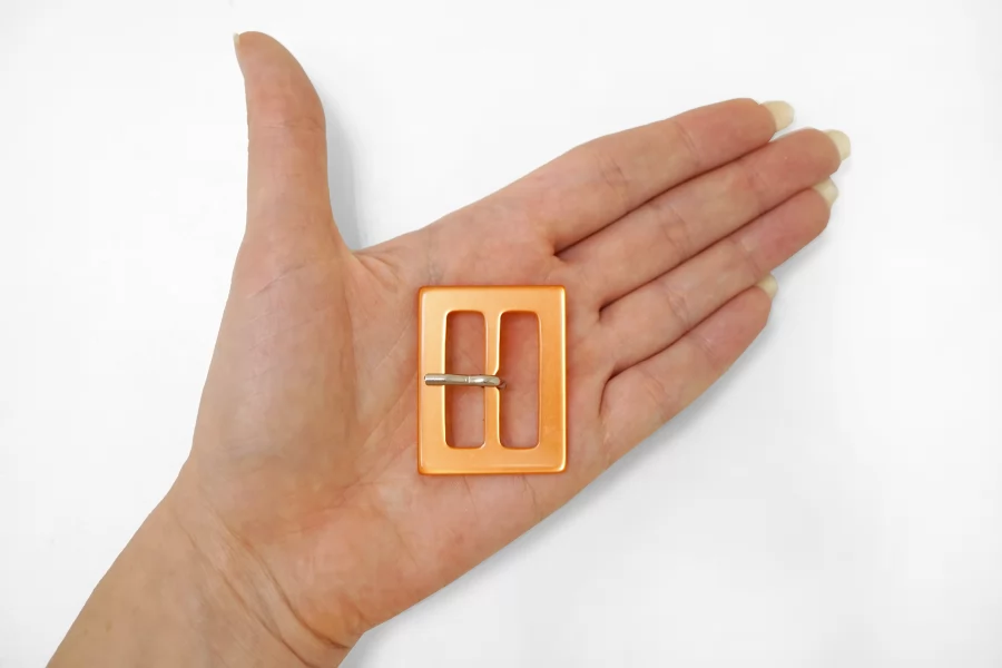 Пряжка пластик светло-оранжевая перламутровая 30х40 мм  (R-2) 25112534