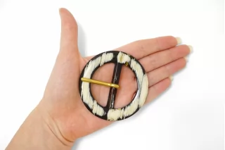 Пряжка пластик бежевая под рог 70 мм (YY-2) 25112535