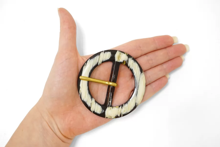 Пряжка пластик бежевая под рог 70 мм  (YY-2) 25112535