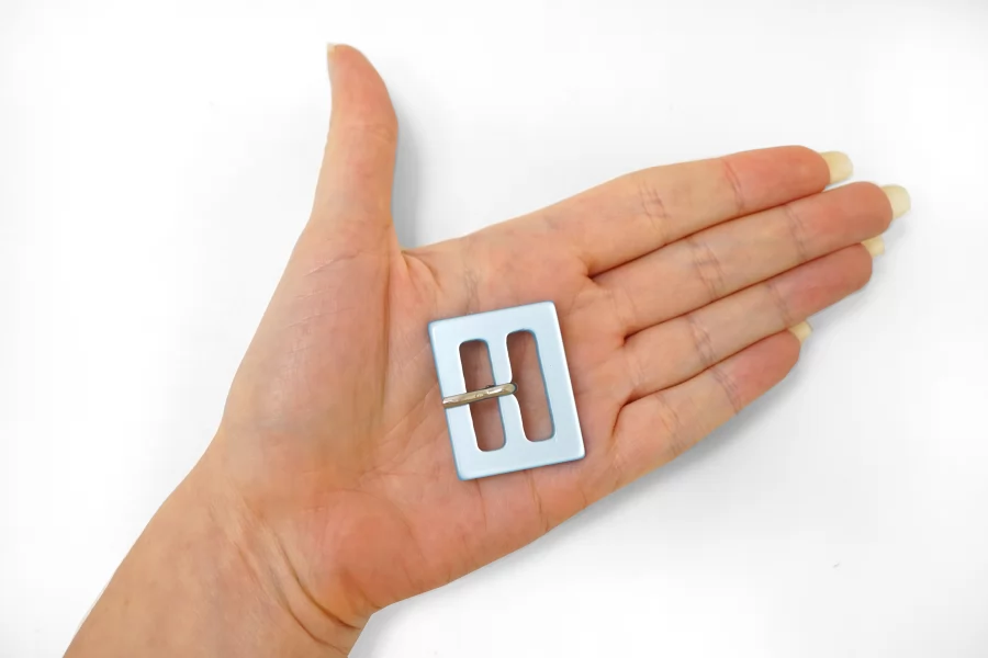 Пряжка пластик голубая перламутровая 30х35 мм  (R-2) 25112536