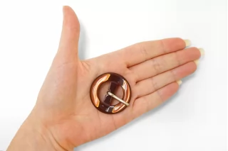 Пряжка пластик коричневая перламутровая 38 мм (YY-2) 25112538