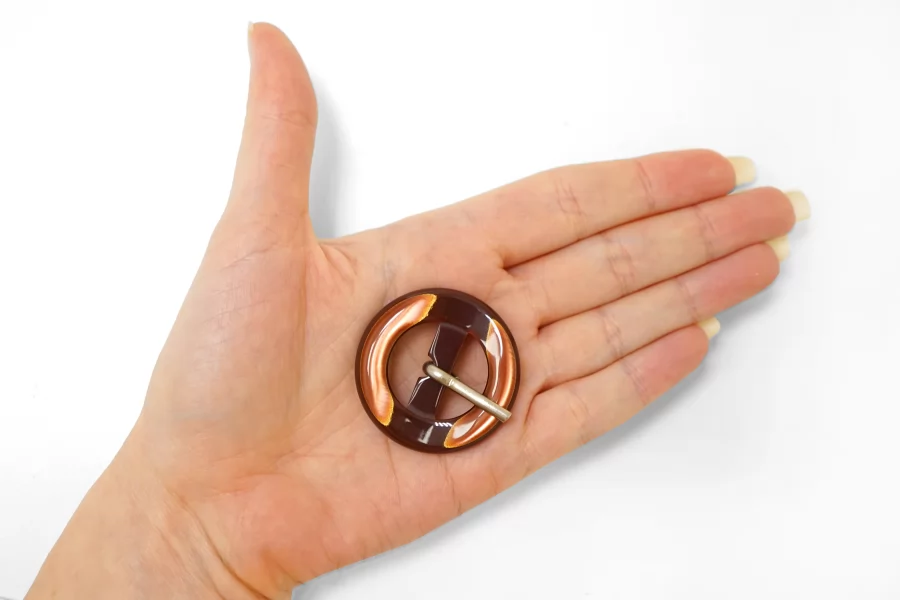 Пряжка пластик коричневая перламутровая 38 мм  (YY-2) 25112538