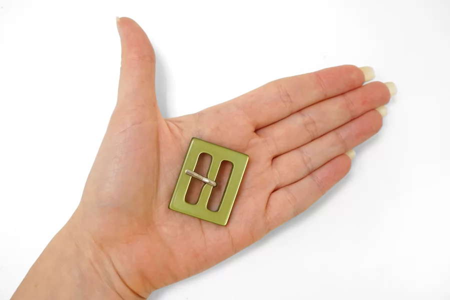 Пряжка пластик зелёная перламутровая 30х35 мм  (R-2) 25112539