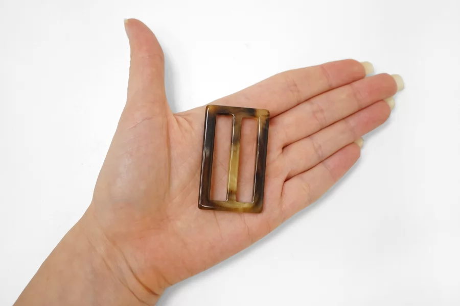 Пряжка пластик коричневая под рог 30х50 мм (T-2) 25112540