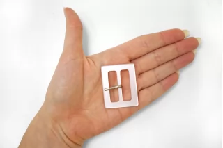 Пряжка пластик белая перламутровая 30х40 мм (R-2) 25112543