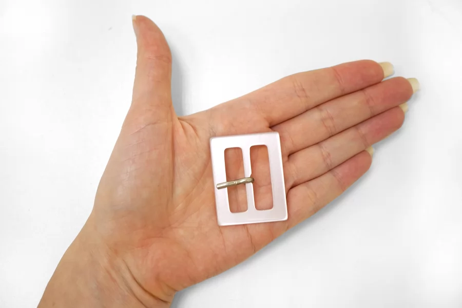 Пряжка пластик белая перламутровая 30х40 мм  (R-2) 25112543