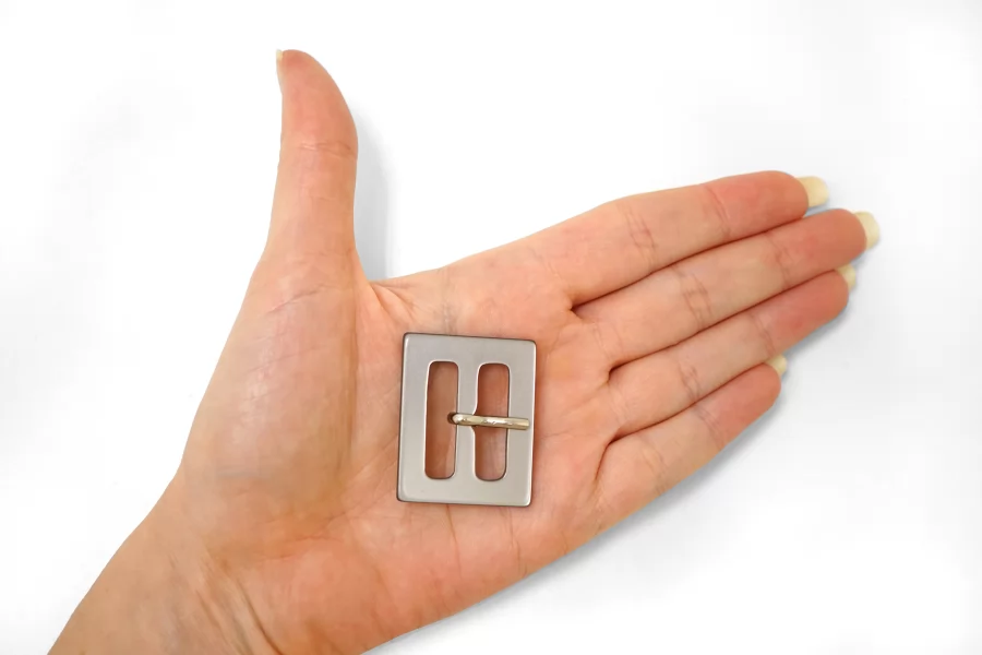 Пряжка пластик серая перламутровая 30х35 мм  (R-2) 25112545