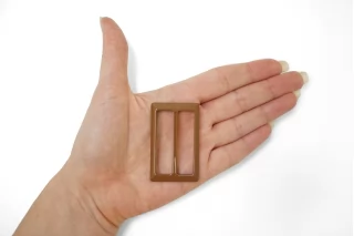 Пряжка пластик коричневая 30х50 мм  (T-2) 25112546