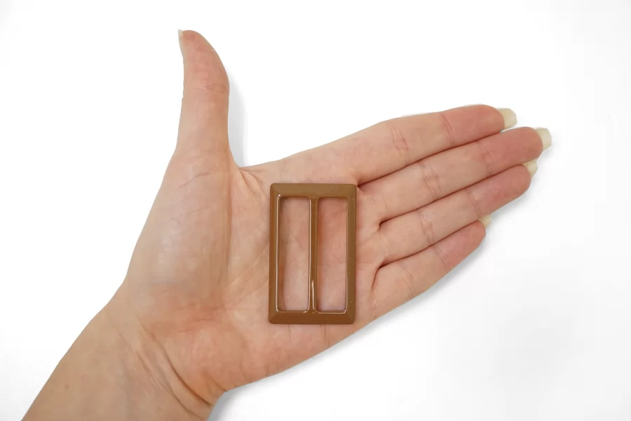 Пряжка пластик коричневая 30х50 мм  (T-2) 25112546