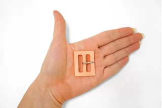 Пряжка пластик розовая перламутровая 30х35 мм (R-2) 25112547