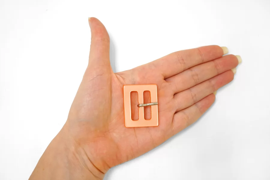 Пряжка пластик розовая перламутровая 30х35 мм  (R-2) 25112547