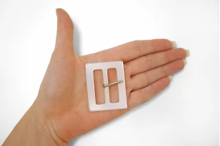 Пряжка пластик белая перламутровая 38х48 мм (R-2) 25112552