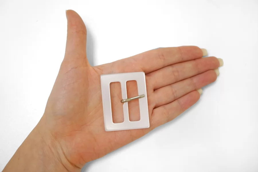 Пряжка пластик белая перламутровая 38х48 мм  (R-2) 25112552