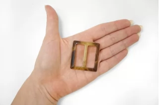 Пряжка пластик коричнево-бежевая 35х40 мм (YY-2) 25112554