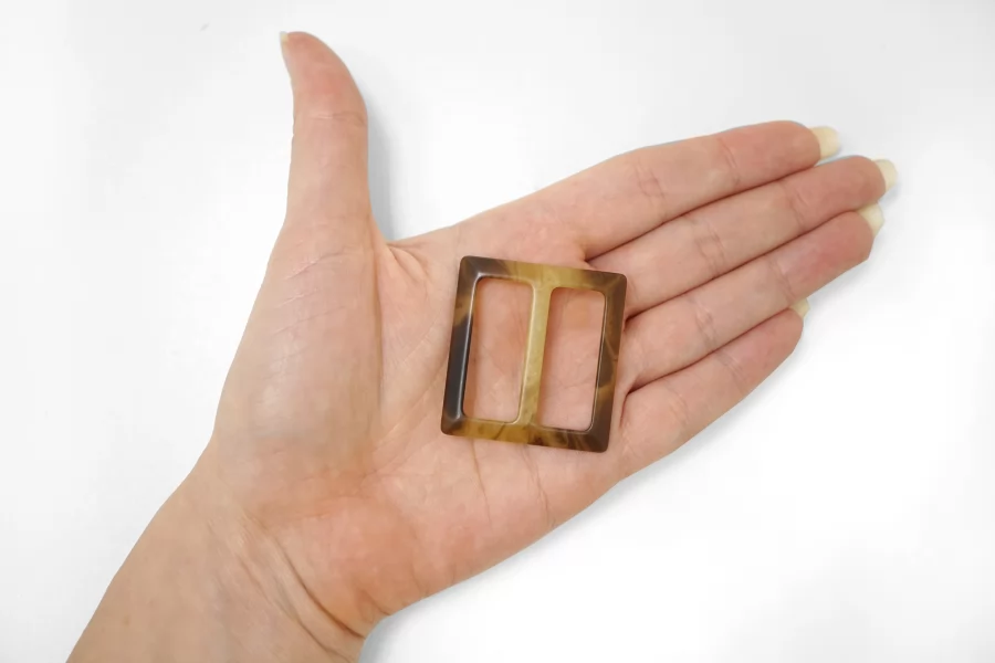 Пряжка пластик коричнево-бежевая 35х40 мм (YY-2) 25112554