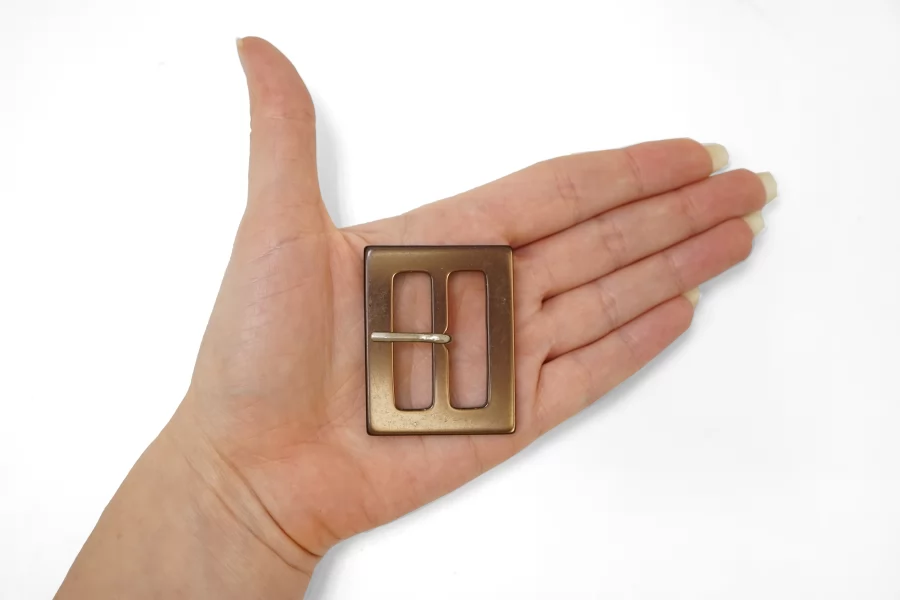 Пряжка пластик коричневая перламутровая 38х48 мм  (R-2) 25112556