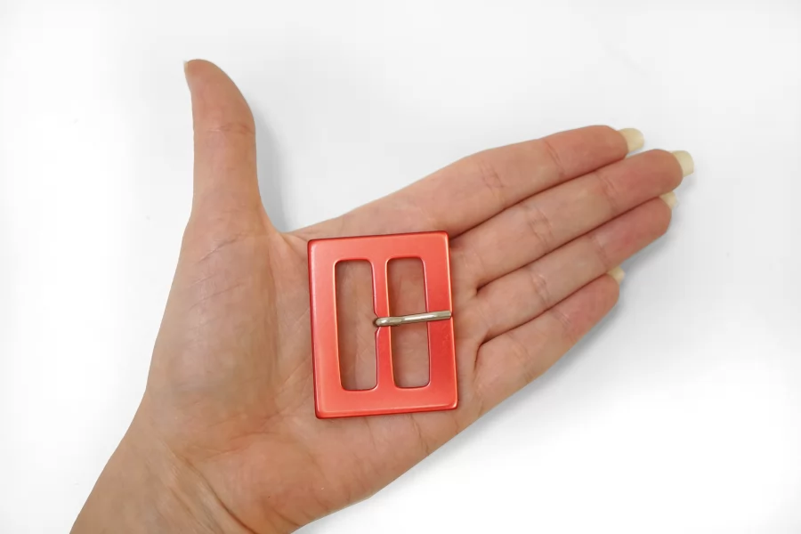 Пряжка пластик красная перламутровая 38х48 мм (R-2) 25112559