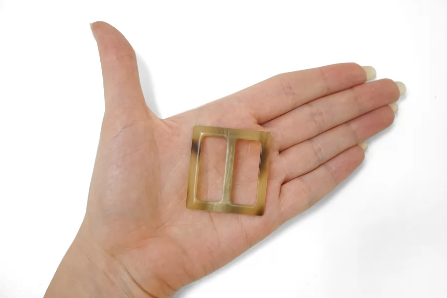 Пряжка пластик бежевая под рог 35х40 мм  (T-2) 25112569