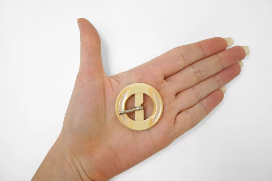 Пряжка пластик бежевая перламутровая 38 мм  (T-2) 25112571