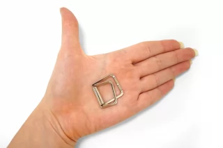 Пряжка металл серебряная 25х25 мм (V-3) 25112581