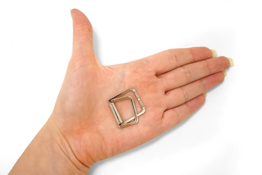 Пряжка металл серебряная 25х25 мм (V-3) 25112581