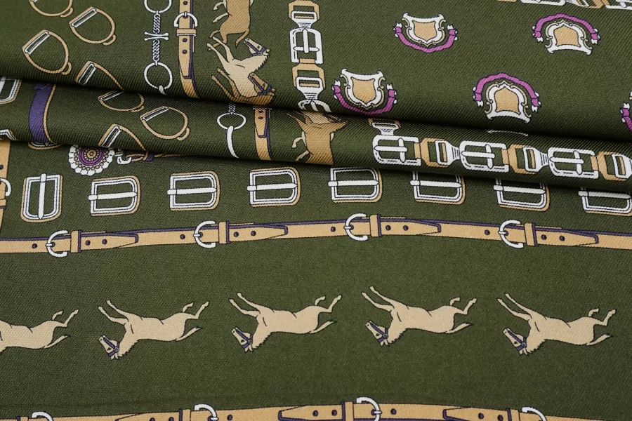 Плательная твиловая вискоза EMME MARELLA В платочном стиле лошади на зелёном MM Н21/7 i50 1102515