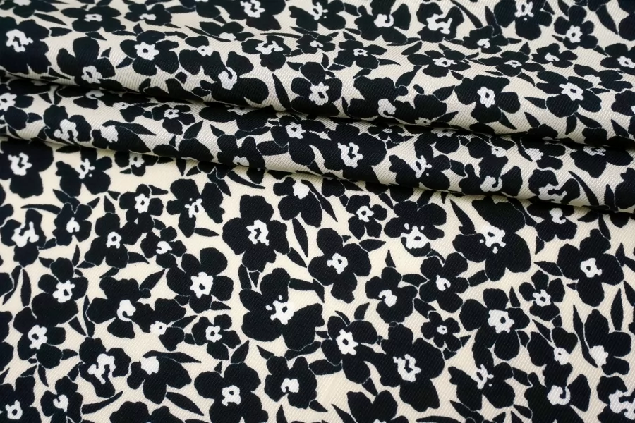 Вискоза твиловая плательно-блузочная Цветы на молочном SMF H21/10 i40 15052509